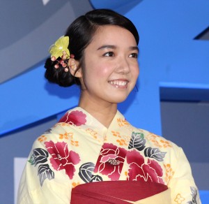 『君の名は。』完成披露試写会舞台挨拶に登壇した上白石萌音