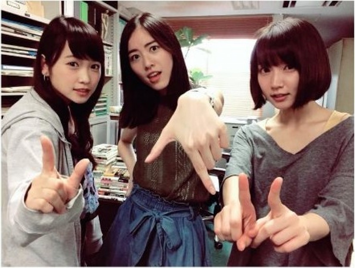 吉岡里帆、松井珠理奈＆川栄李奈と「し・へ・い」ポーズ　