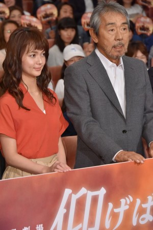 『仰げば尊し』舞台挨拶に登場した多部未華子と寺尾聰