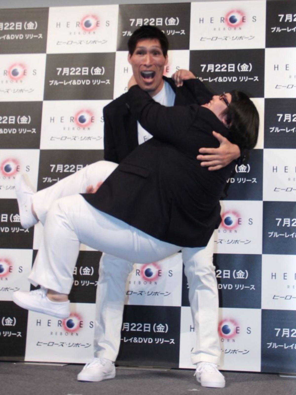 篠原信一、130キロのメイプル超合金・安藤を軽々と“お嫁さん”だっこ