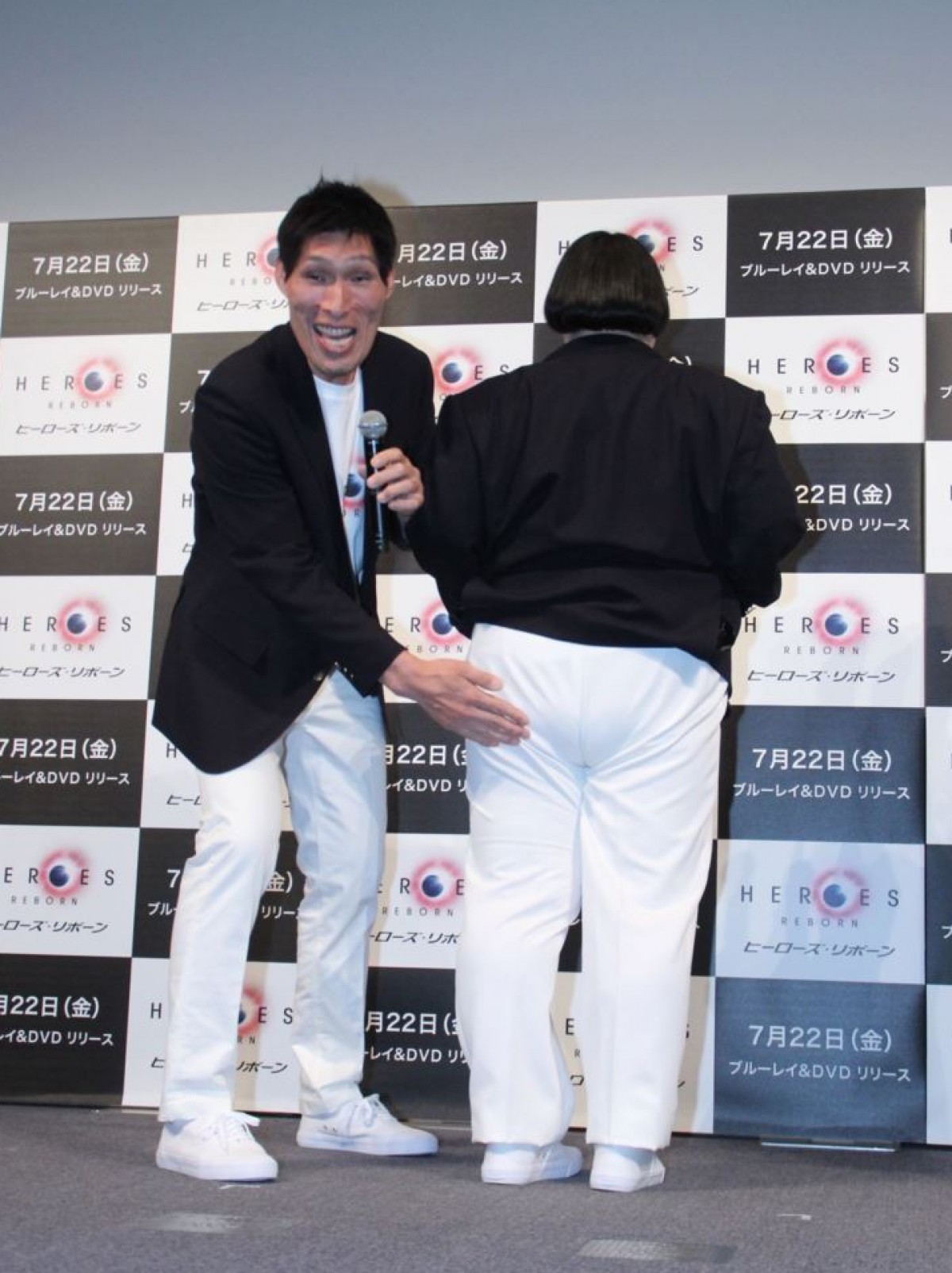 篠原信一、130キロのメイプル超合金・安藤を軽々と“お嫁さん”だっこ