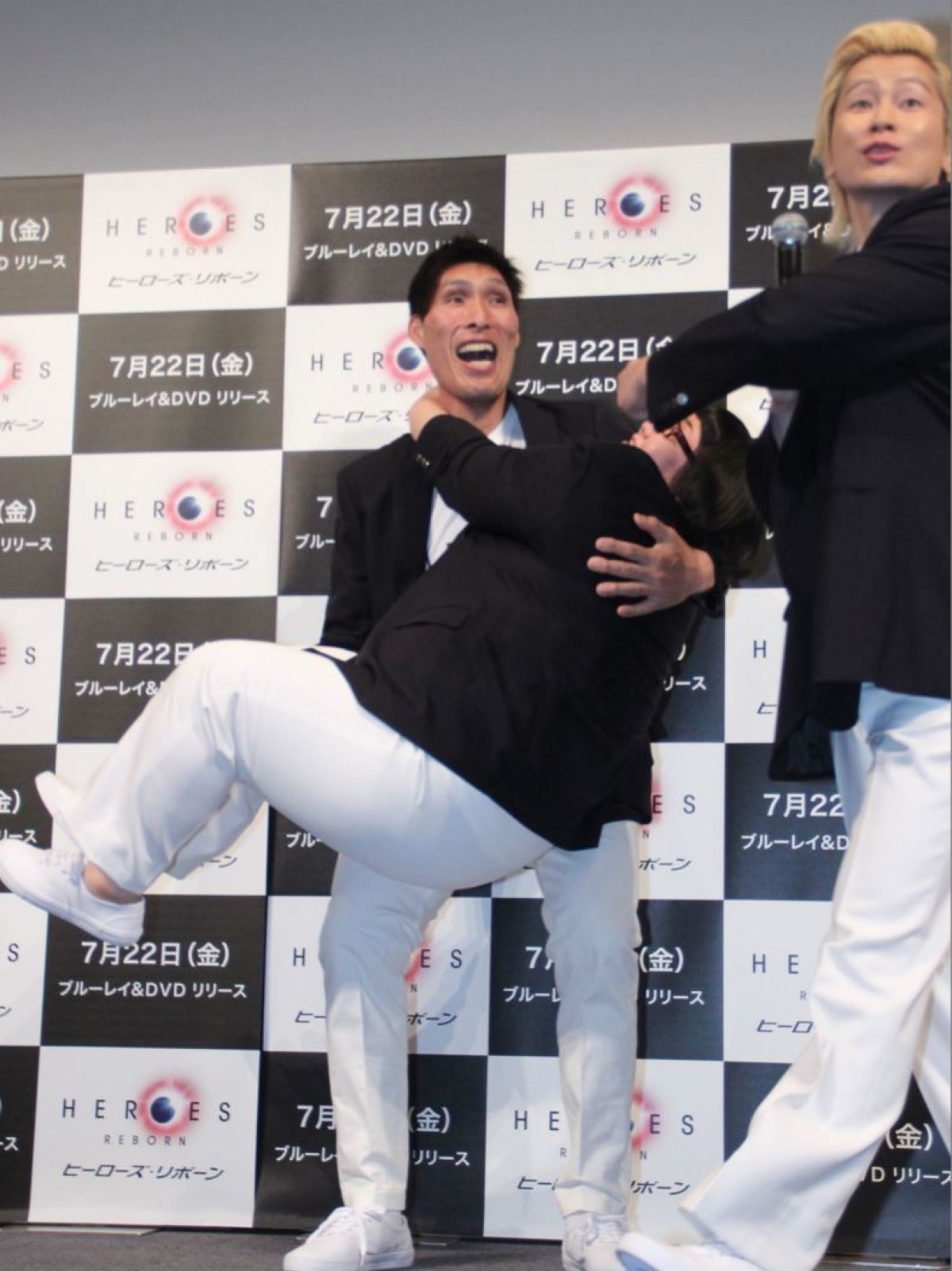 篠原信一、130キロのメイプル超合金・安藤を軽々と“お嫁さん”だっこ