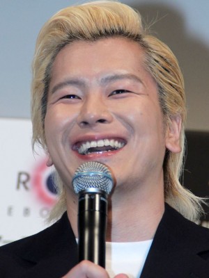 『HEROES REBORN／ヒーローズ・リボーン』BD＆DVDリリース記念イベントに出席したカズレーサー（メイプル超合金）