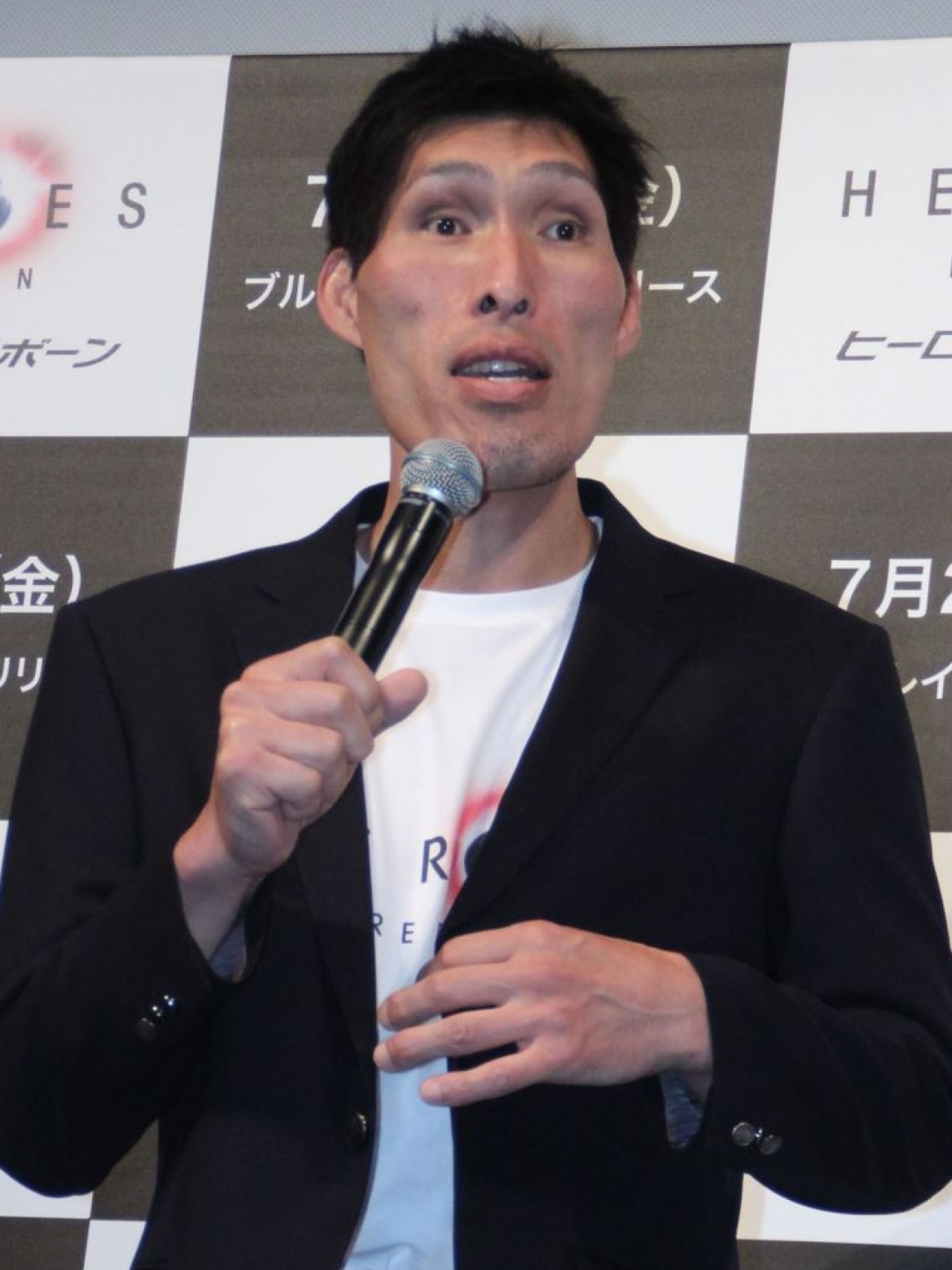 篠原信一、130キロのメイプル超合金・安藤を軽々と“お嫁さん”だっこ