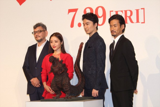 『シン・ゴジラ』完成報告会見にて（左から庵野秀明総監督、石原さとみ、長谷川博己、竹野内豊）