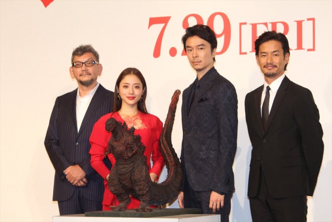 『シン・ゴジラ』完成報告会見にて（左から庵野秀明総監督、石原さとみ、長谷川博己、竹野内豊）