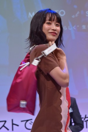 高橋愛、「～ミレストで日本を旅するサプール～コラボバッグ発売記念イベント」に出席
