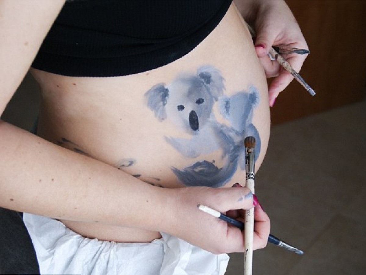 描くと赤ちゃんが動く!? 美しいマタニティーボディペイント