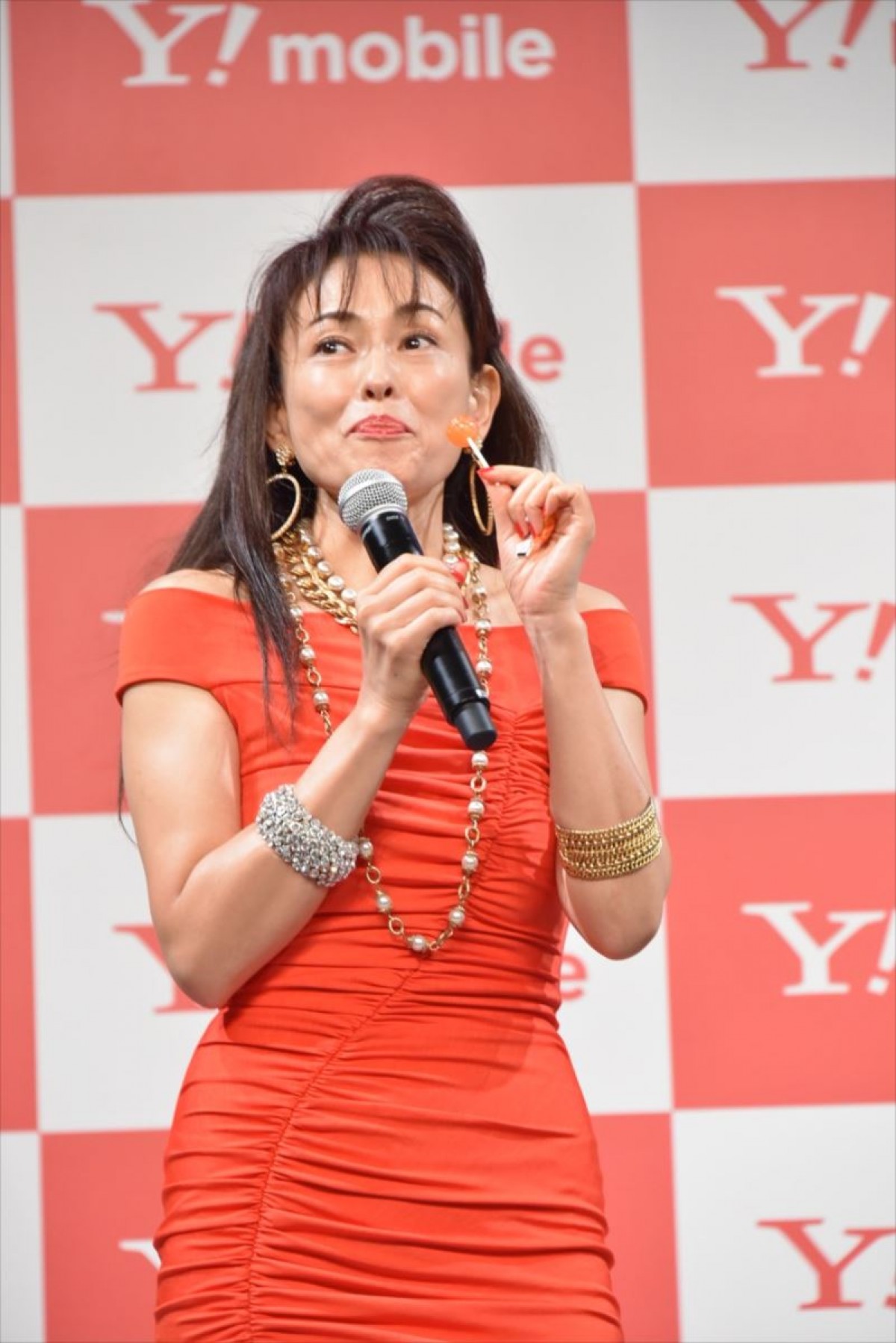 田中美奈子、話題のボディコン姿生披露！スタイル維持の秘訣は「クネクネ体操」