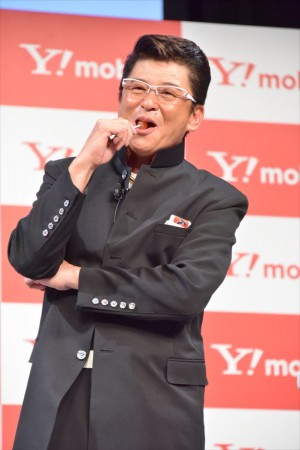 Y！mobile「Android One」発売記念イベントに出席した哀川翔