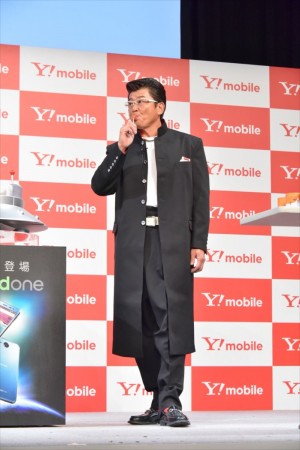 Y！mobile「Android One」発売記念イベントに出席した哀川翔