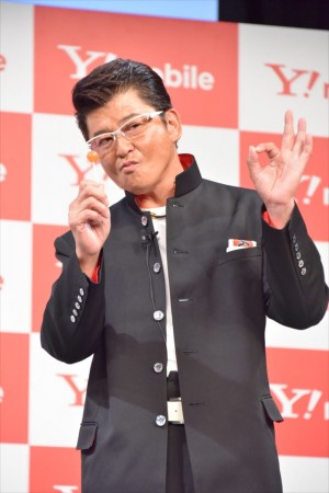 Y！mobile「Android One」発売記念イベントに出席した哀川翔