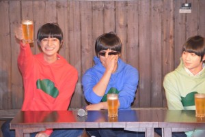左から高崎翔太、柏木佑介、植田圭輔『おそ松さん on STAGE ～SIX MEN’S SHOW TIME～』制作発表会見にて