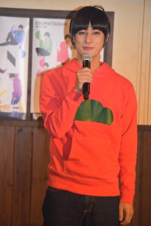 高崎翔太、『おそ松さん on STAGE ～SIX MEN’S SHOW TIME～』制作発表会見にて