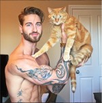 【写真】マッチョなイケメンが愛猫とトレーニング？ HOTなインスタアカウントが人気