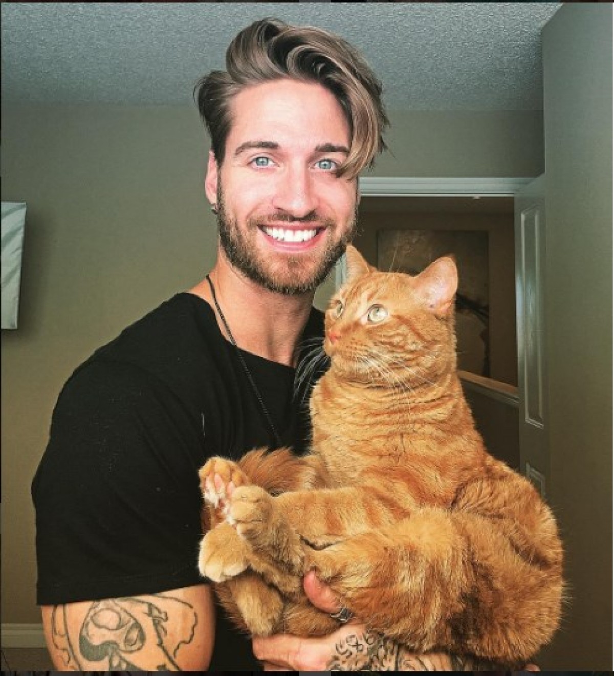 マッチョなイケメンが愛猫とトレーニング？ HOTなインスタアカウントが人気