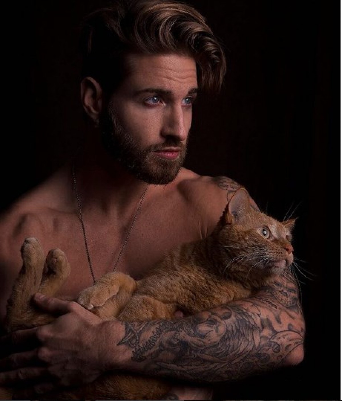 マッチョなイケメンが愛猫とトレーニング？ HOTなインスタアカウントが人気