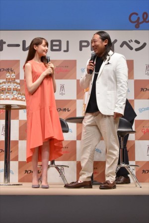 「カフェオーレの日」PRイベントに出席したトリンドル玲奈と秋山竜次（ロバート）