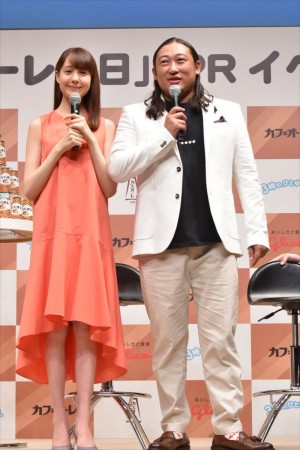 「カフェオーレの日」PRイベントに出席したトリンドル玲奈と秋山竜次（ロバート）