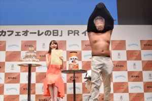 「カフェオーレの日」PRイベントに出席したトリンドル玲奈と秋山竜次（ロバート）