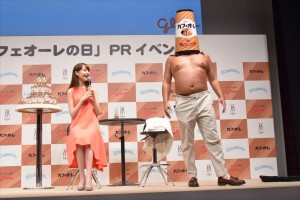 「カフェオーレの日」PRイベントに出席したトリンドル玲奈と秋山竜次（ロバート）