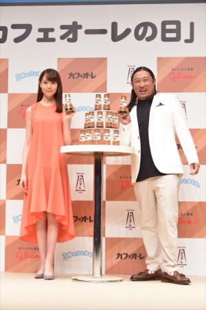 「カフェオーレの日」PRイベントに出席したトリンドル玲奈と秋山竜次（ロバート）