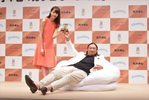 「カフェオーレの日」PRイベントに出席したトリンドル玲奈と秋山竜次（ロバート）