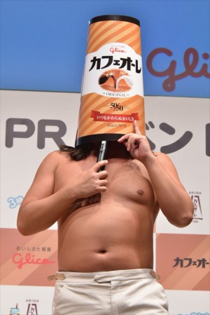 「カフェオーレの日」PRイベントに出席した秋山竜次（ロバート）