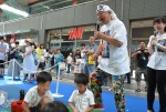 子供たちと一緒にイベントに参加したアニマル浜口