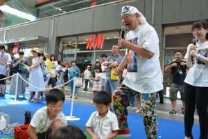 子供たちと一緒にイベントに参加したアニマル浜口