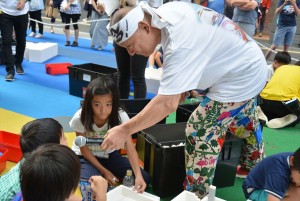 子供たちと一緒にイベントに参加したアニマル浜口