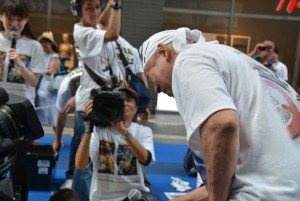 子供たちと一緒にイベントに参加したアニマル浜口