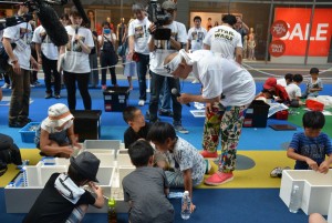 子供たちと一緒にイベントに参加したアニマル浜口