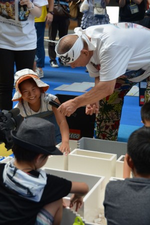 子供たちと一緒にイベントに参加したアニマル浜口