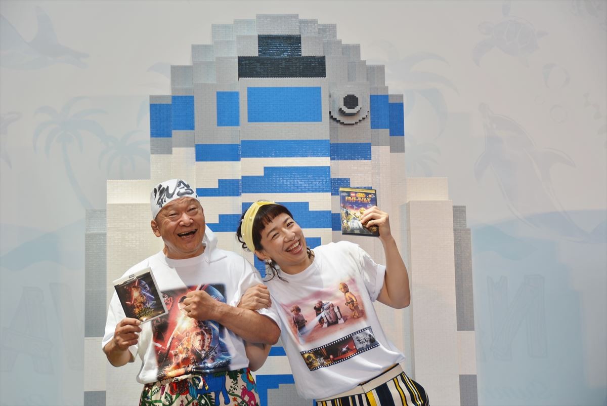 日本初登場となった巨大R2‐D2の前で取材に応じるアニマル浜口、京子親子