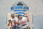 日本初登場となった巨大R2‐D2の前で取材に応じるアニマル浜口、京子親子