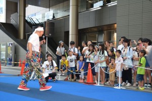 朝早くから集まった子供たちと触れ合うアニマル浜口