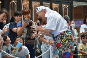 朝早くから集まった子供たちと触れ合うアニマル浜口