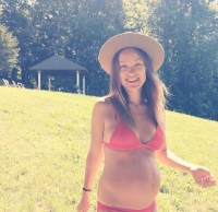 美しいビキニ妊婦姿を披露したオリヴィア・ワイルド
