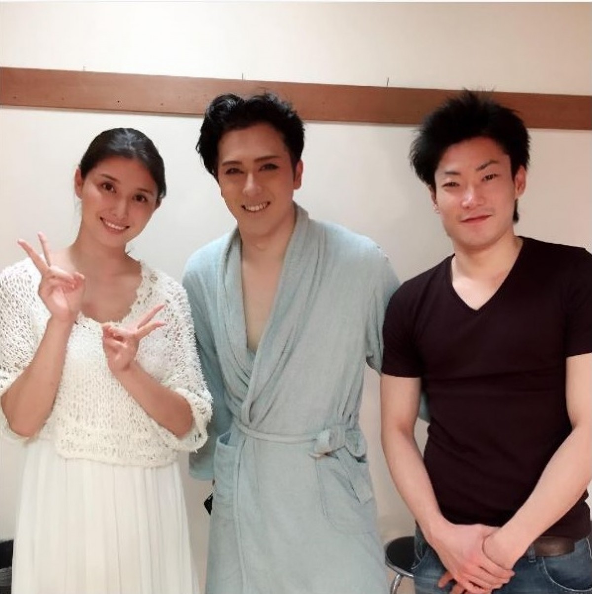 橋本マナミ、尾上松也&バレエダンサー根岸澄宜らと“同級生”3ショット