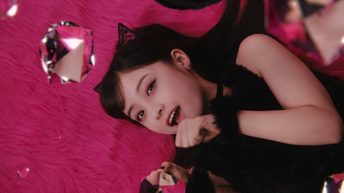 橋本環奈、セクシーな“黒猫”に変身　四つん這いで毛糸の玉とじゃれ合う