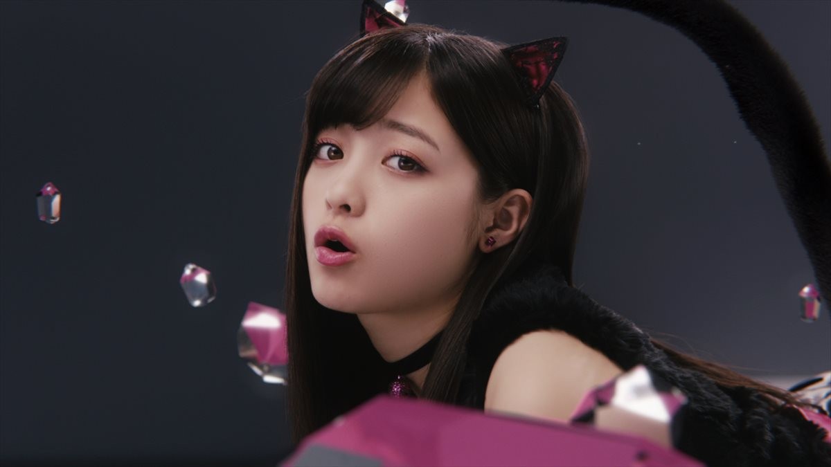 橋本環奈、セクシーな“黒猫”に変身　四つん這いで毛糸の玉とじゃれ合う