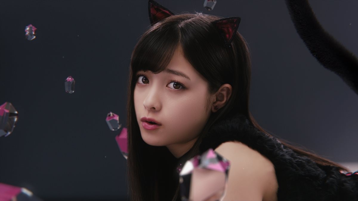 橋本環奈、「リップベビークレヨン リップ&アイ」CMで黒猫に!