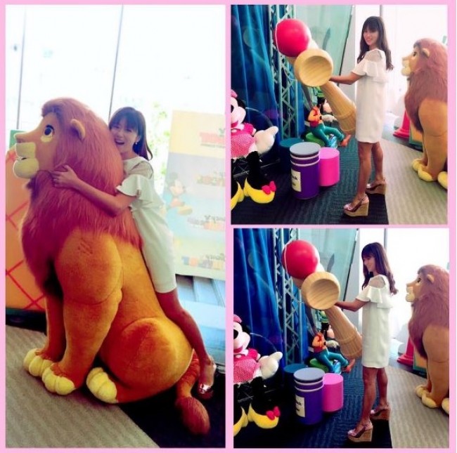 深田恭子、“白の女王”さながら白ワンピで、ディズニーのおもちゃで大はしゃぎ