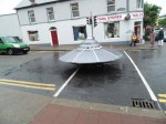 街をのろのろ走行するUFO