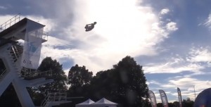 絶対にやりたくない競技！ 超痛そうな「お腹飛び込み」コンテスト開催