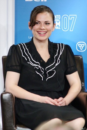 キャプテン・アメリカの恋人、ペギー・カーターを演じるヘイリー・アトウェル