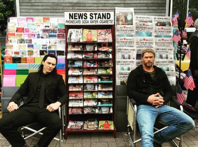 新聞を売っているロキとソー?