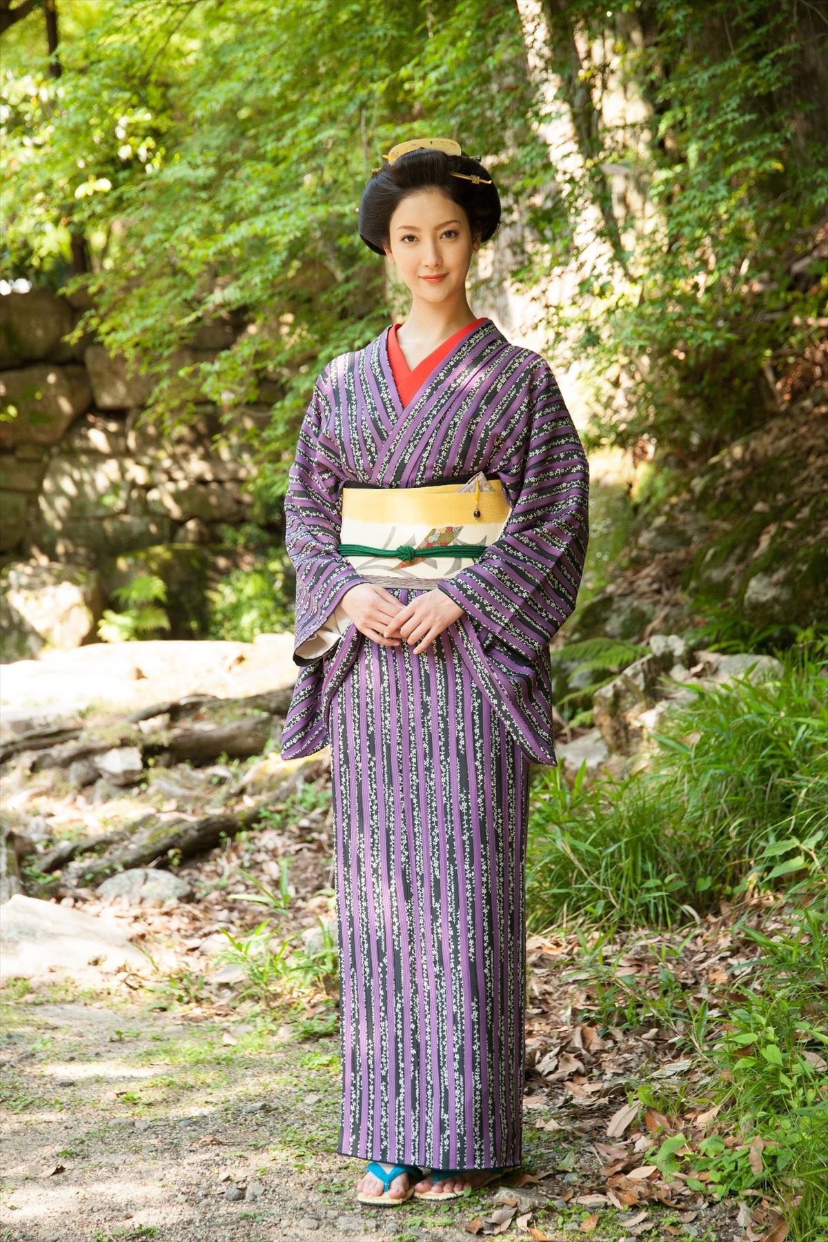 菜々緒、艶やかな七変化披露　初めて「なで肩でよかった」