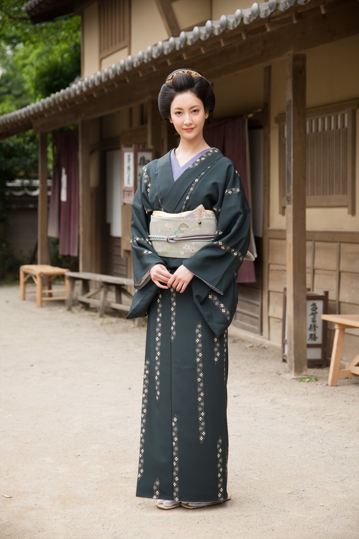 菜々緒、艶やかな七変化披露　初めて「なで肩でよかった」